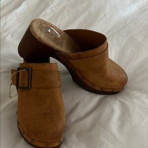 Women's Tan Clogs